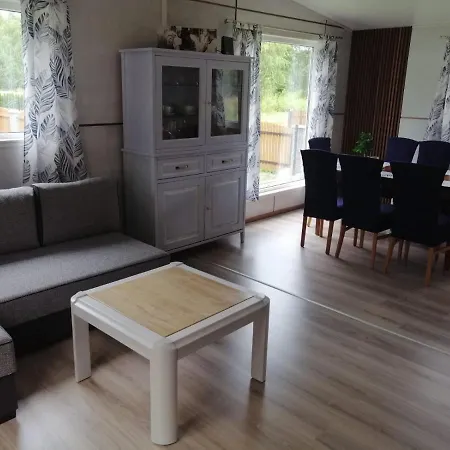 Letniskowy - Zolty-caloroczny בית נופש