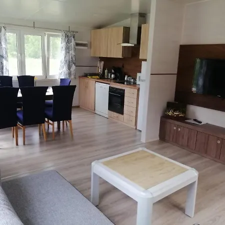 Letniskowy - Zolty-caloroczny בית נופש *