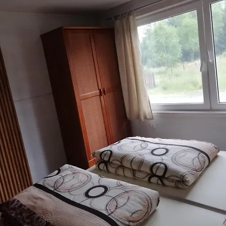 Letniskowy - Zolty-caloroczny בית נופש