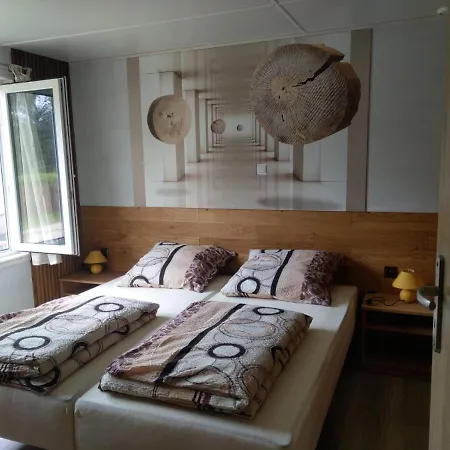 Letniskowy - Zolty-caloroczny Holiday home *