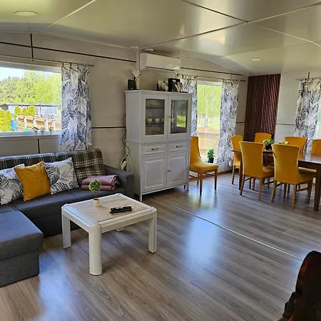 Dom wakacyjny Letniskowy - żółty-całoroczny