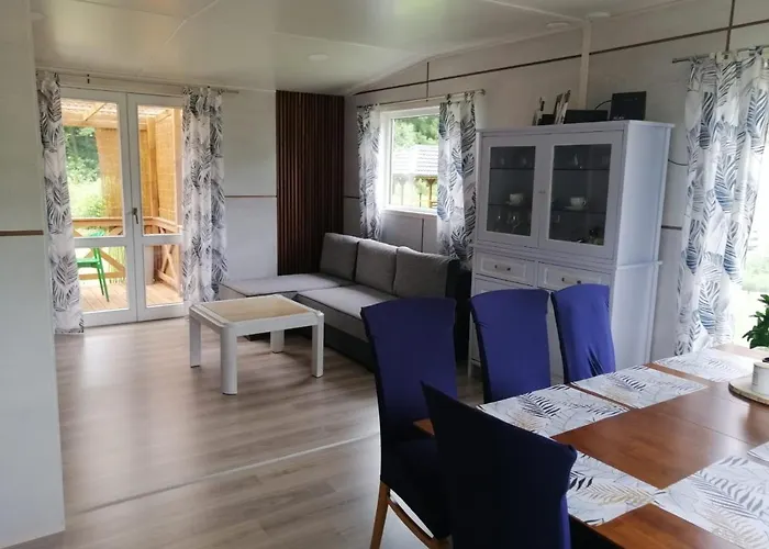 Dom wakacyjny Letniskowy - żółty-całoroczny