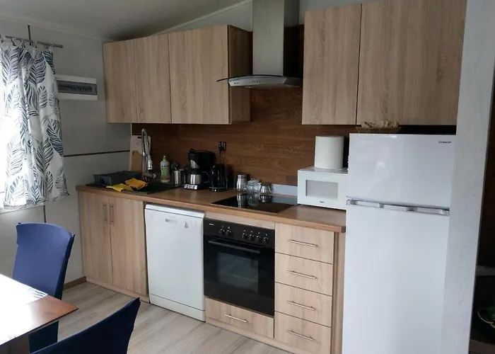 Dom wakacyjny Letniskowy - żółty-całoroczny Rzeczenica