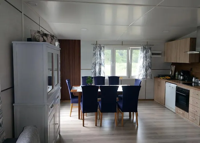 Dom wakacyjny Letniskowy - żółty-całoroczny