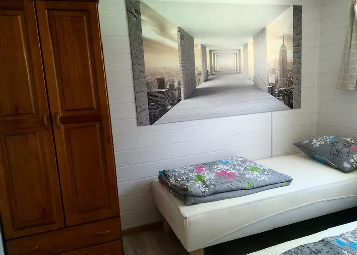 Dom wakacyjny Letniskowy - żółty-całoroczny *